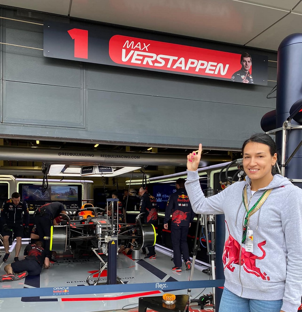 Cristina Neagu, prezentă la boxele Red Bull, în timpul calificărilor de Formula 1 de la Silverstone