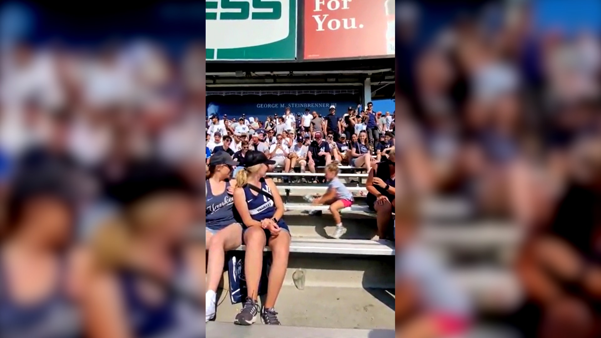 Bucurie mare în tribune! O fetiță de câțiva ani le-a atras atentia tuturor la un meci de baseball