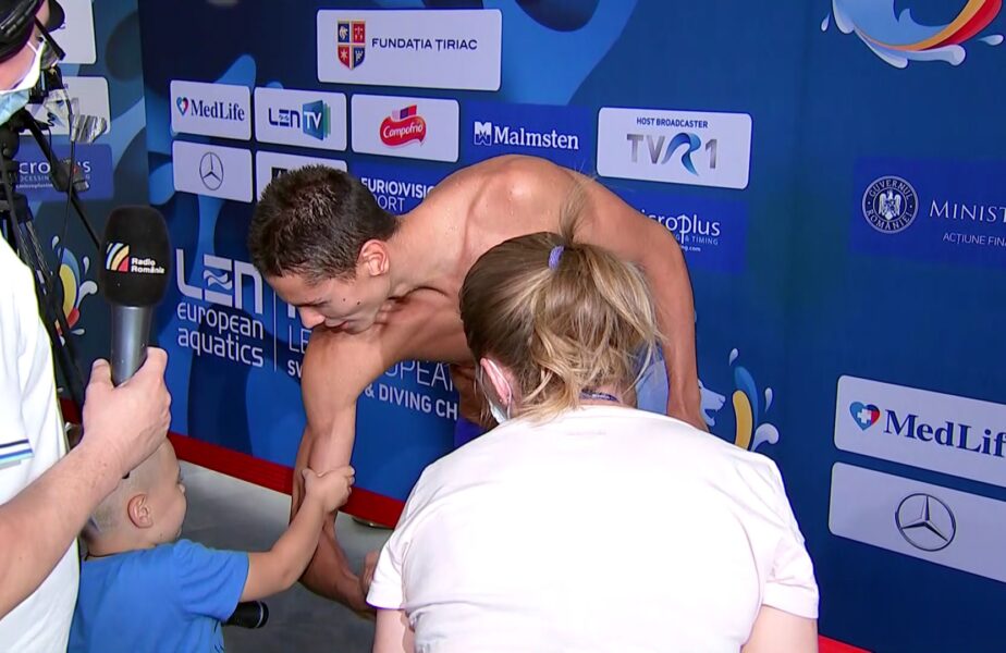 Imagini fabuloase cu David Popovici şi cel mai tânăr fan al său: „Pot să văd câtă putere ai?”. Gest de mare campion al puştiului minune al nataţiei româneşti!