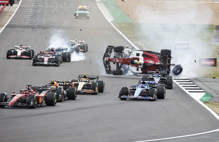 Chinezul Zhou Guanyo a scăpat cu viaţă, ca prin minune! Accident terifiant în Formula 1 + Protestatari târâţi de stewarzi în afara circuitului!