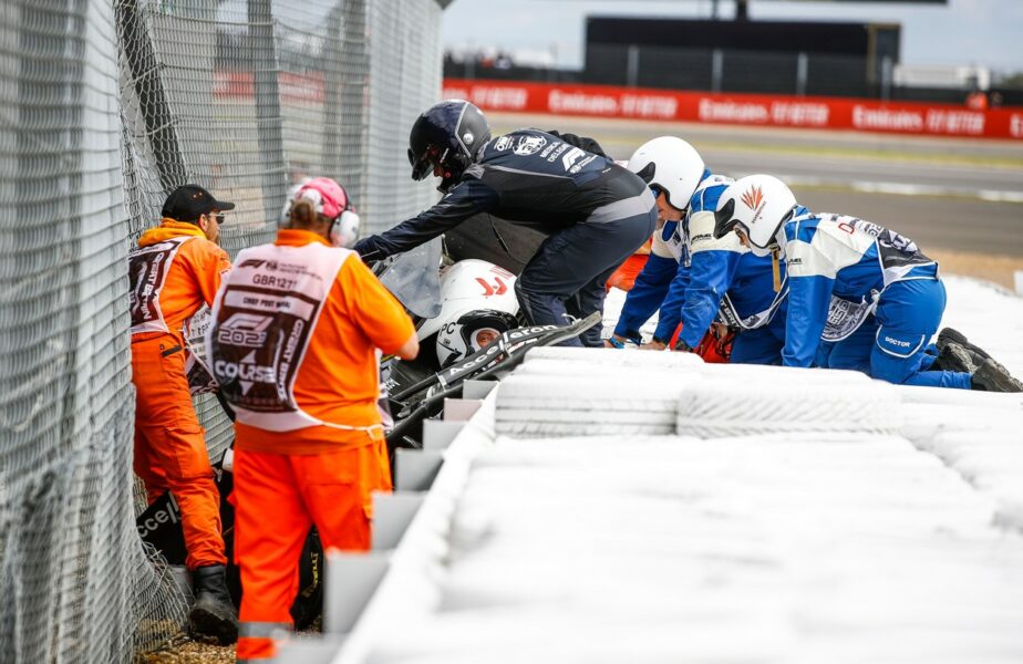 Prima reacţie a lui Zhou Guanyo, după accidentul înfiorător din Marele Premiu de la Silverstone: „Asta m-a salvat!”