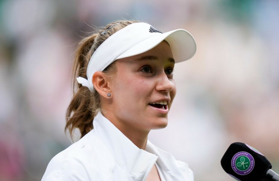 Elena Rybakina, în timpul unui interviu la Wimbledon