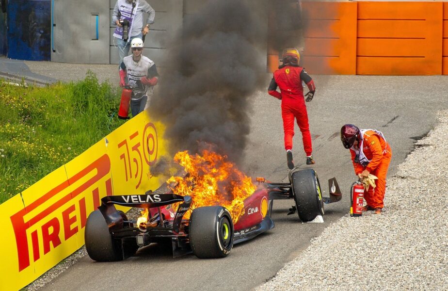 Reacţia lui Carlos Sainz, după ce i-a luat foc maşina în Marele Premiu al Austriei: „Am văzut că arde puțin, nu am fost speriat”