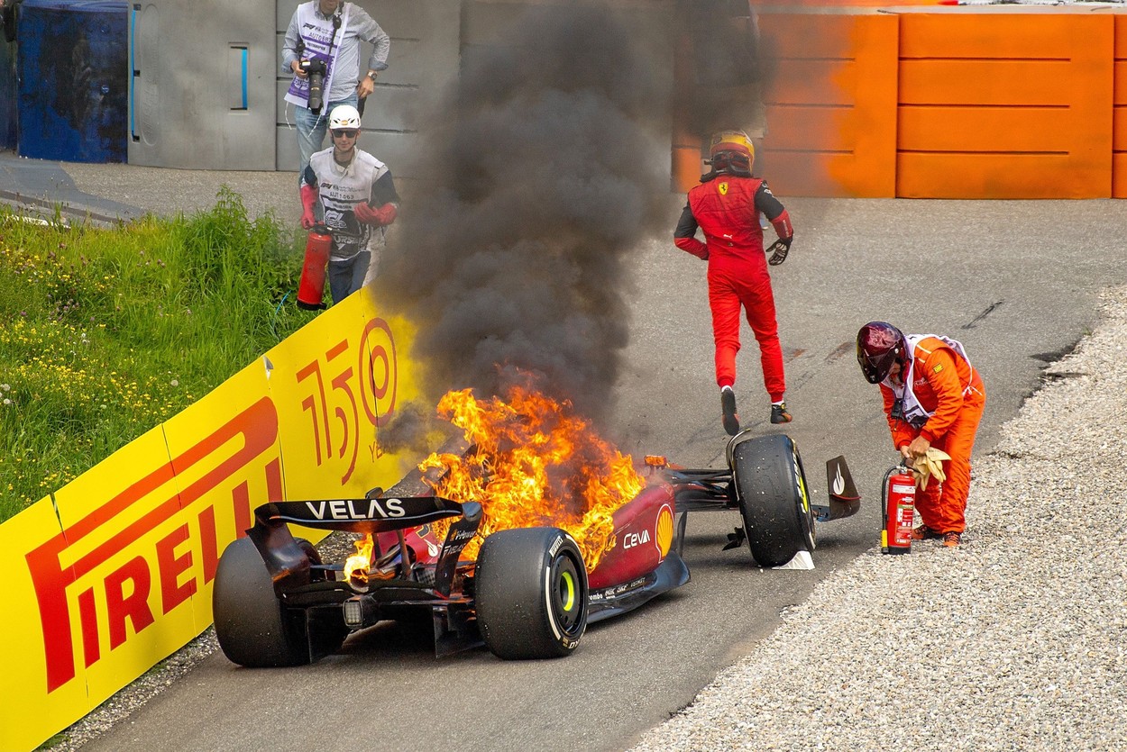 Reacţia lui Carlos Sainz, după ce i-a luat foc maşina în Marele Premiu al Austriei: „Am văzut că arde puțin, nu am fost speriat