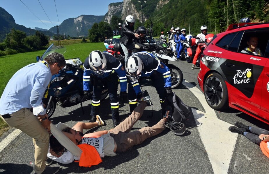 Haos în Turul Franței! Protestatarii au blocat șoseaua și cursa a fost întreruptă