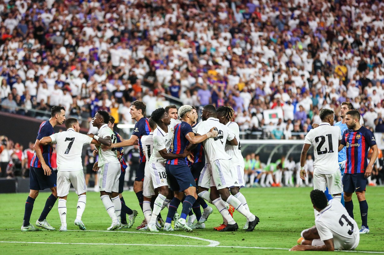 Haos total în Real Madrid – Barcelona 0-1! Starurile celor două rivale s-au încăierat pe teren. De la ce a pornit totul