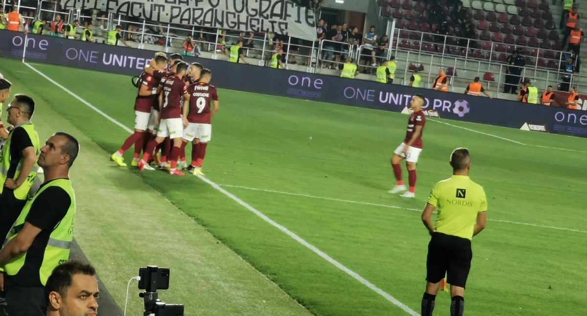 Jucătorii lui Rapid, după golul marcat contra FCSB