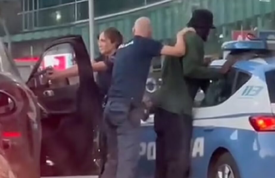 Imagini șocante! Tiemoue Bakayoko, campion cu AC Milan, este scos din mașină și amenințat cu pistolul de polițiști