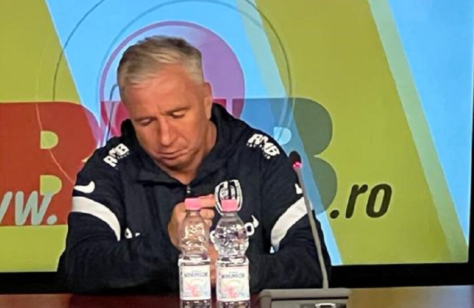 Dan Petrescu, în timpul unei conferenţe de presă
