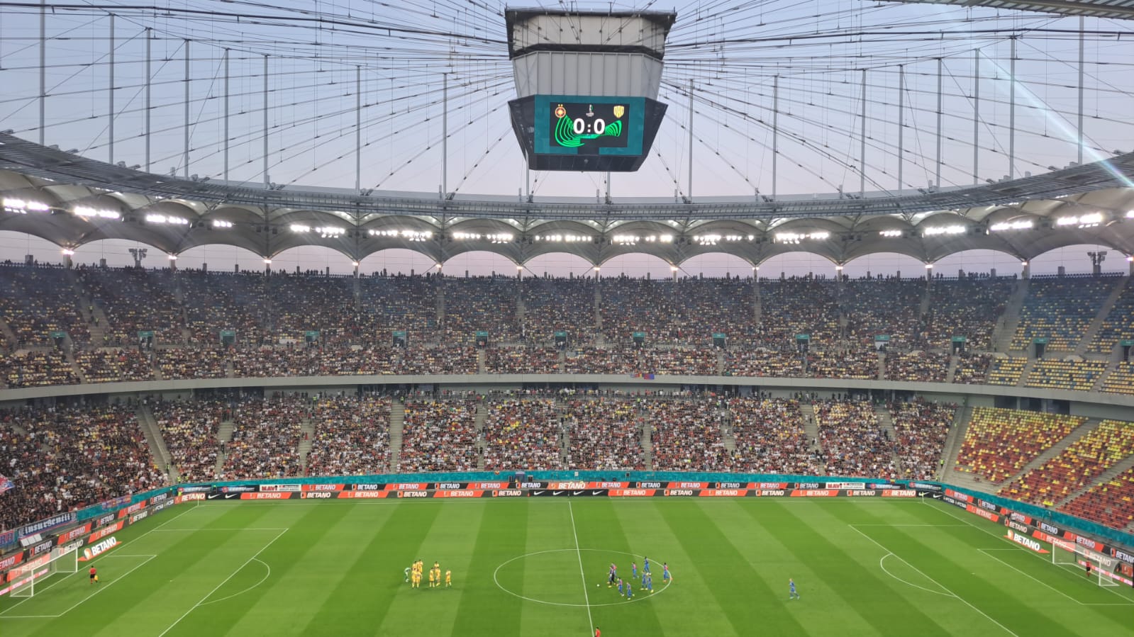 Atmosferă superbă la FCSB – Dunajska Streda! Zeci de mii de fani au luat cu asalt Arena Naţională + Ce mesaj apare în peluza suspendată de UEFA