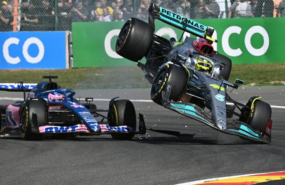 Lewis Hamilton, umilit de Fernando Alonso: „Ce idiot!”. Pilotul Mercedes, OUT din Marele Premiu al Belgiei după un singur tur