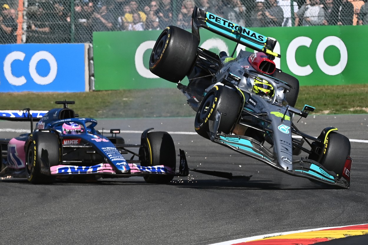 Lewis Hamilton, aruncat de pe pistă de Fernando Alonso
