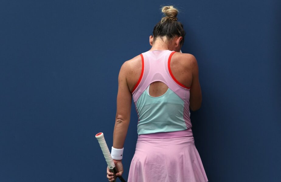 Simona Halep, la pământ în timpul meciului cu Daria Snigur, la US Open 2022