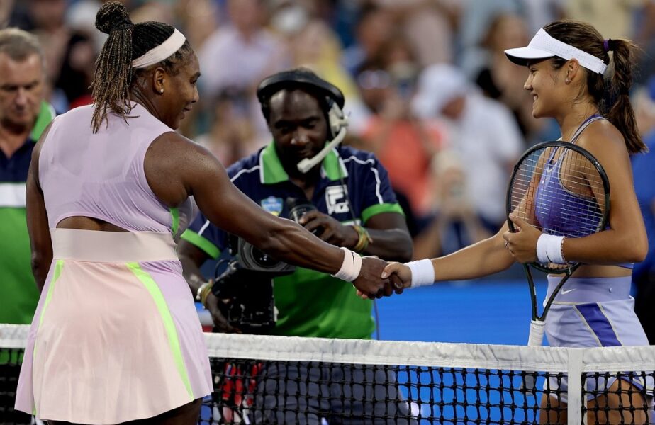 Serena Williams, învinsă clar de Emma Răducanu la Cincinnati. Americanca, tot mai aproape de retragere