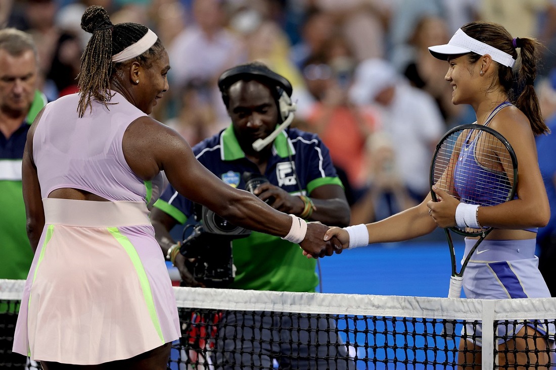 Serena Williams, învinsă clar de Emma Răducanu la Cincinnati. Americanca, tot mai aproape de retragere