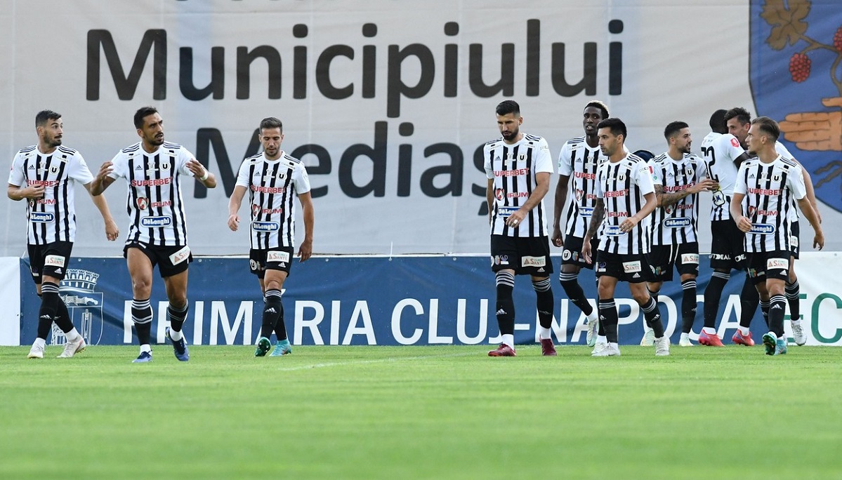 Jucătorii Universităţii Cluj, în timpul unui meci