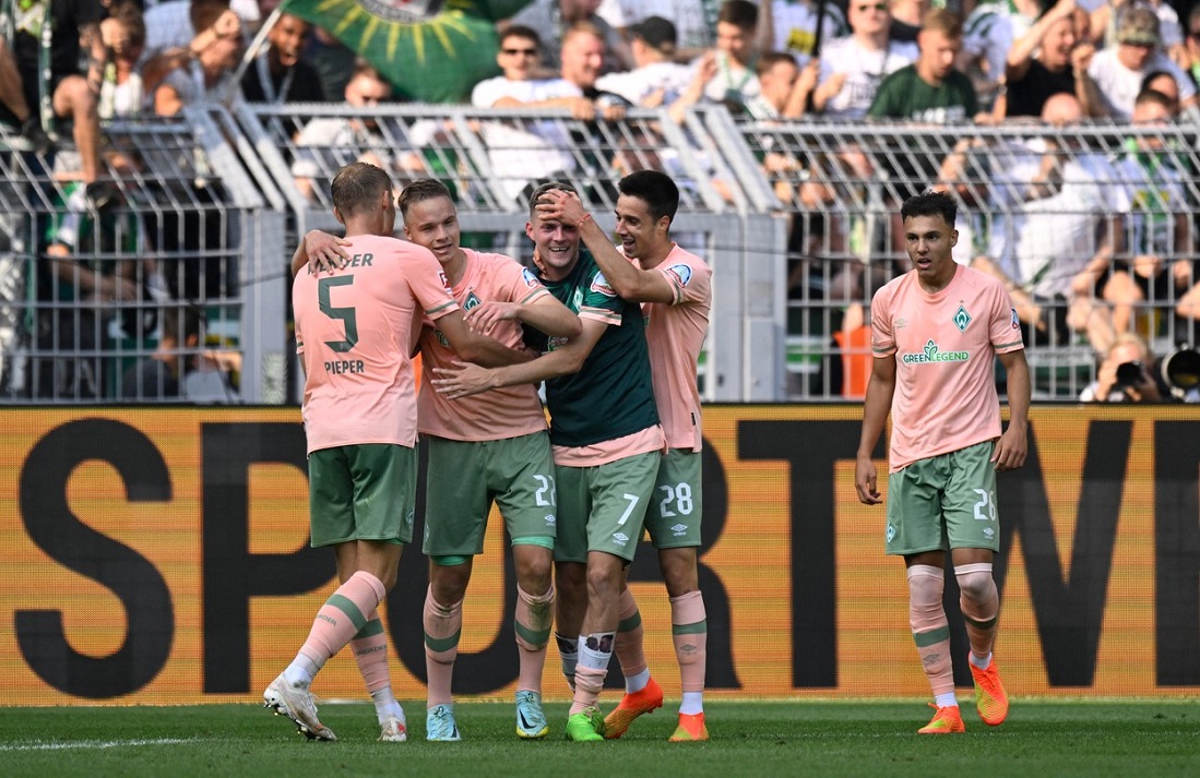 Jucătorii lui Werder Bremen, în meciul cu Borussia Dortmund