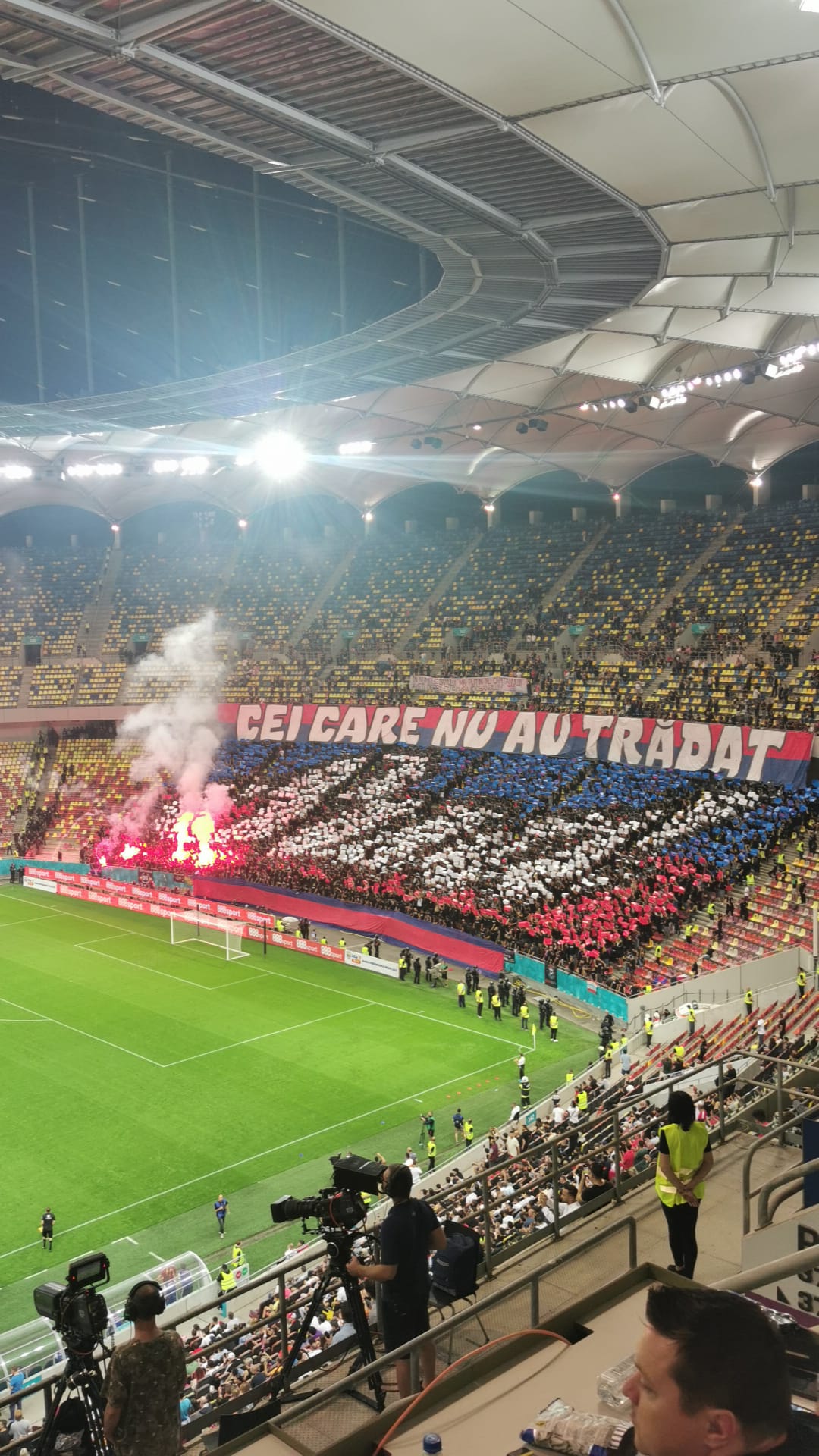 Fanii CSA Steaua, în timpul derby-ului cu Dinamo