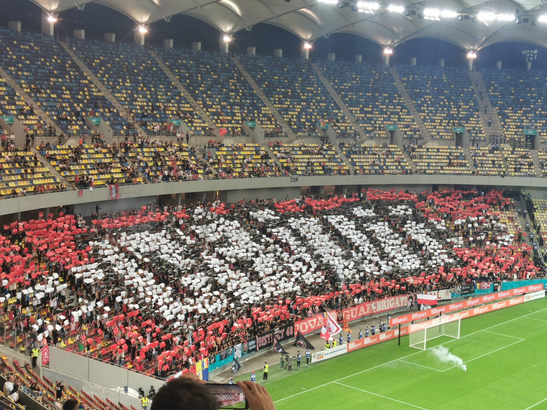 Fanii lui Dinamo, în timpul derby-ului cu CSA Steaua 