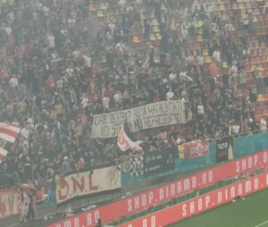 Fanii lui Dinamo, în timpul derby-ului cu CSA Steaua 