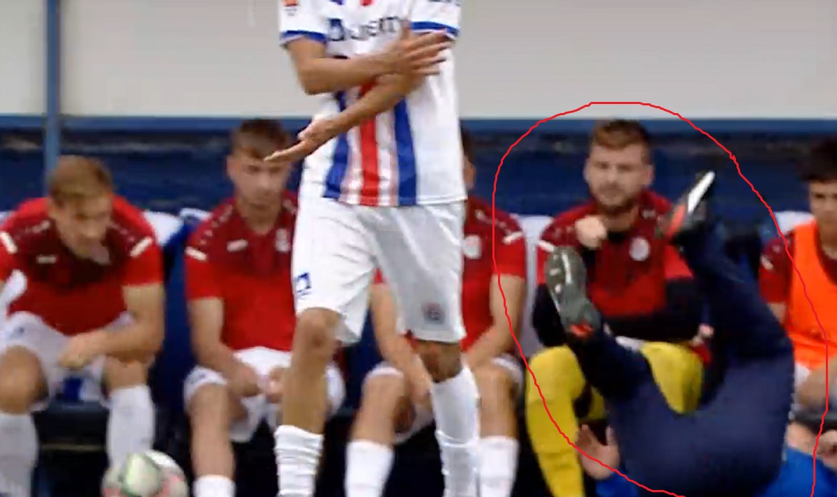 Imagini virale cu Dorinel Munteanu! Antrenorul Oțelului a fost doborât în timpul meciului
