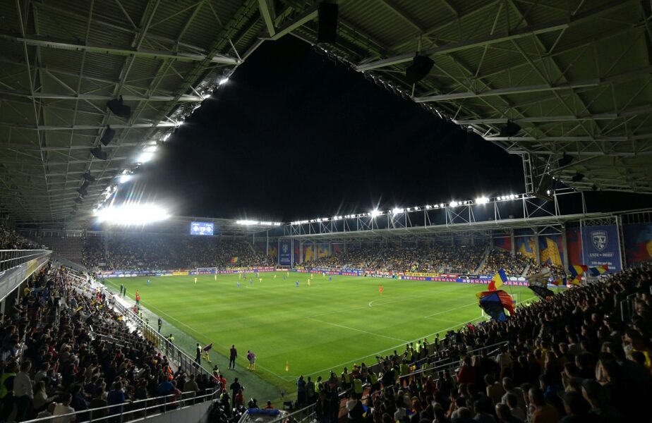 Fanii români, pe stadionul din Giuleşti, la partida dintre România şi Finlanda