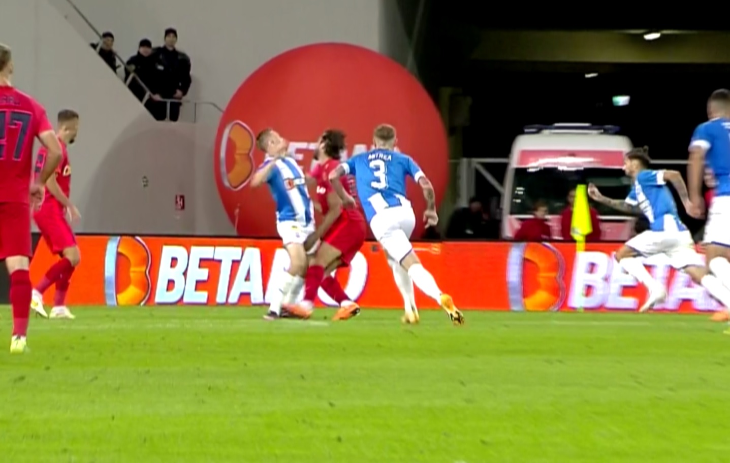 Andrea Compagno a egalat din penalty în derby-ul Universitatea Craiova – FCSB, după o fază controversată! VAR-ul a confirmat decizia lui Radu Petrescu