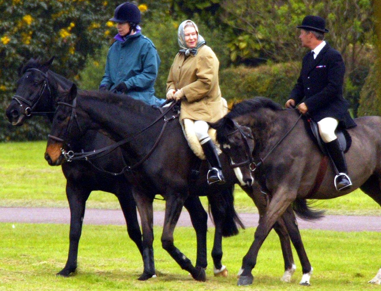 File photo dated 1/4/2002 of Queen Elizabeth II and her daughter, the Princess Royal, riding near Windsor Castle where members of the Royal family had gathered to mourn the death of Queen Elizabeth the Queen Mother, who died 30/3/02, aged 101. Horses, like dogs, were the Queen's lifelong love and she had an incredible knowledge of breeding and bloodlines. Whether it was racing thoroughbreds or ponies, she showed an unfailing interest. Issue date: Thursday September 8, 2022.,Image: 657658515, License: Rights-managed, Restrictions: File photo, Model Release: no
