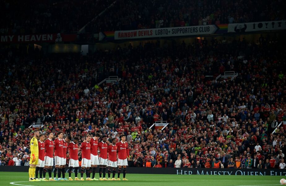 Imagini copleşitoare în Manchester United – Real Sociedad 0-1! Mii de oameni, cu lacrimi în ochi în timpul minutului de reculegere pentru Regina Elisabeta a II-a