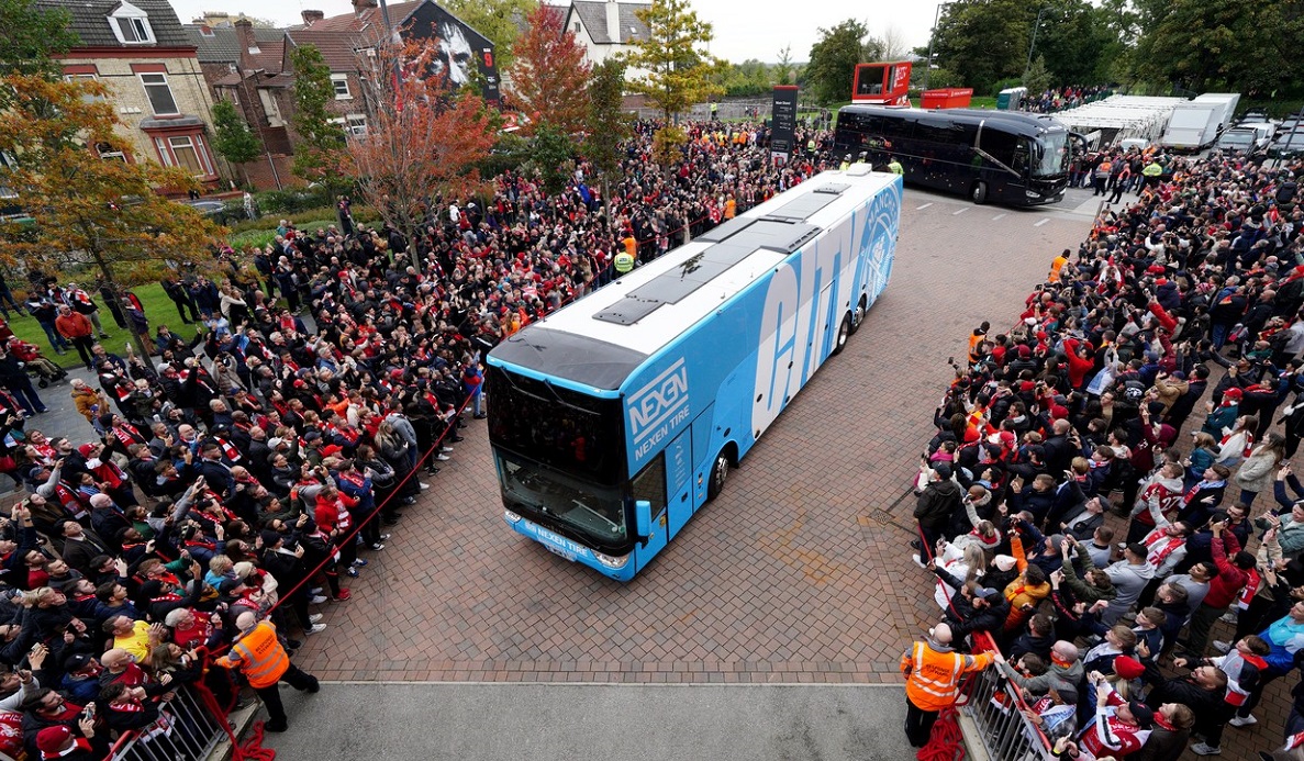 Autocarul lui Manchester City, în drum spre Anfield Road