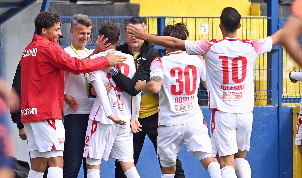 Jucătorii lui Dinamo şi antrenorul Ovidiu Burcă, în timpul unui meci