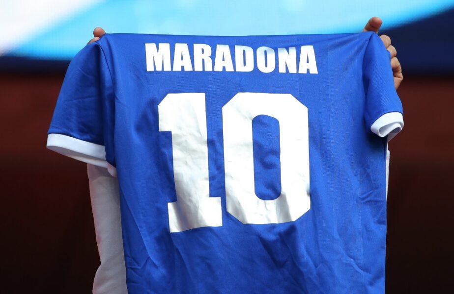 Tricoul lui Diego Maradona din meciul împotriva Angliei din 1986, expus la Muzeul Sportului din Qatar în timpul CM