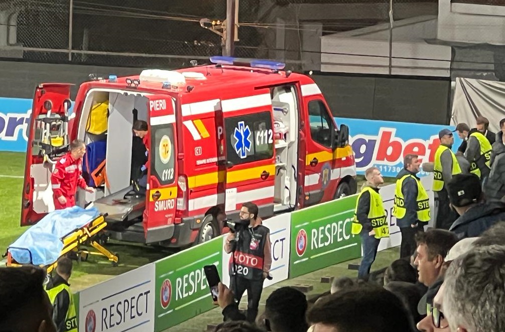 Momente de panică la meciul CFR Cluj – Slavia Praga! Ambulanţa a intrat pe teren după ce unui fan i s-a făcut rău în tribună