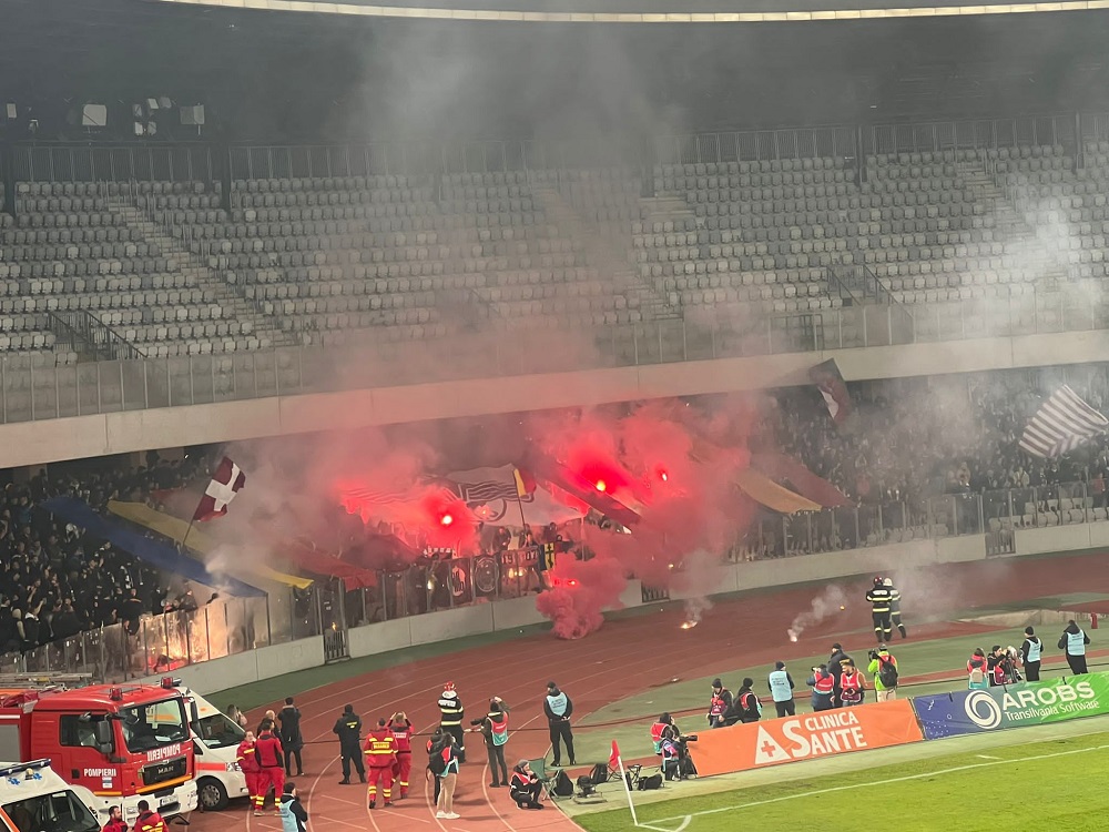 Fanii fac spectacol în tribune, la U Cluj - CFR Cluj