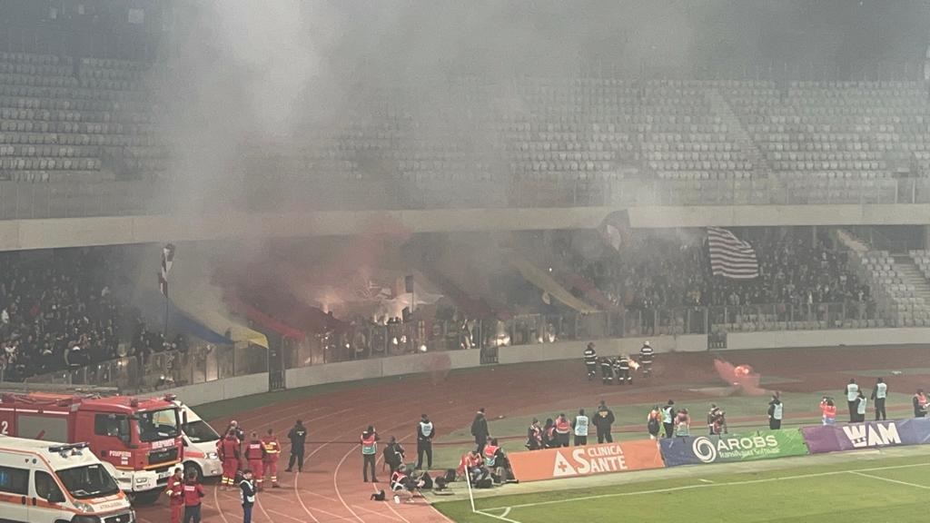 Fanii fac spectacol în tribune, la U Cluj - CFR Cluj