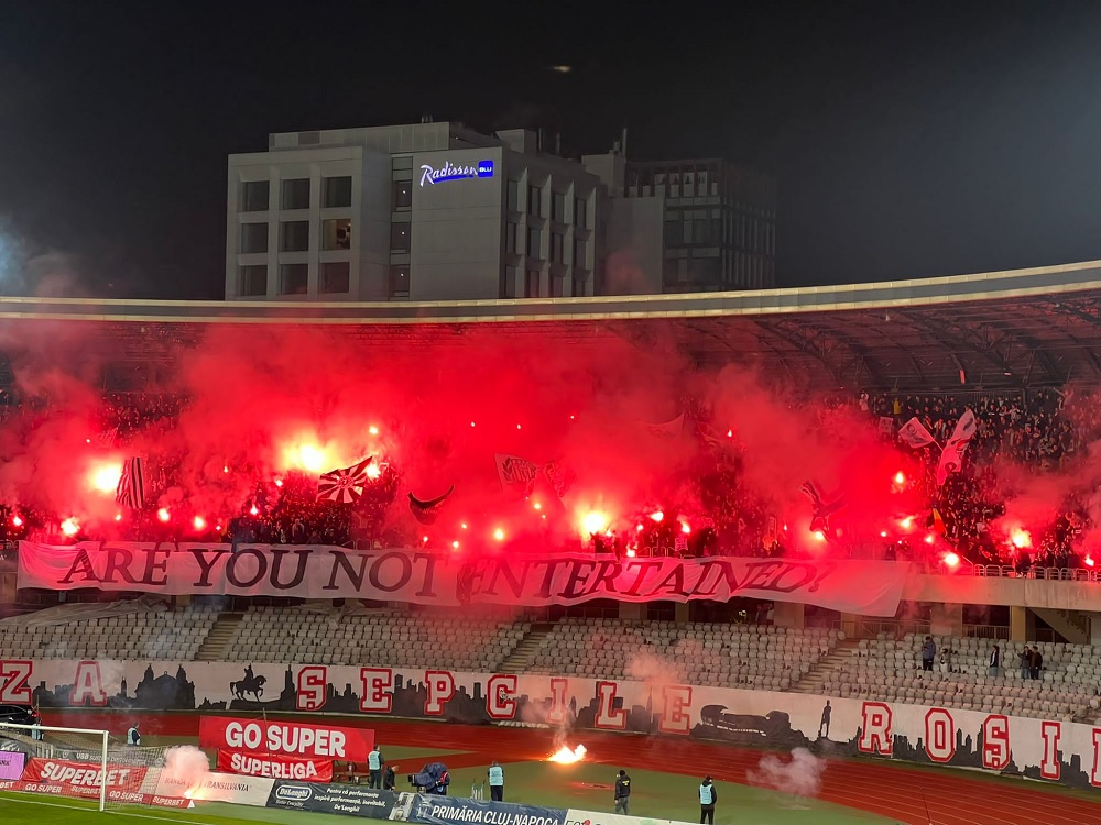 Atmosferă de senzaţie la derby-ul U Cluj – CFR Cluj. Fanii „şepcilor roşii” fac spectacol în tribune