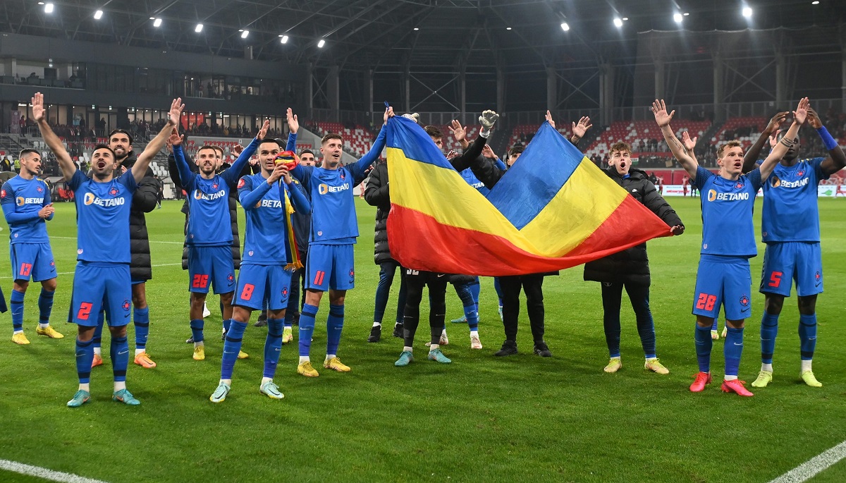 Jucătorii de la FCSB au sărbătorit cu steagul României pe teren. Reacţii contradictorii: „Sfântu Gheorghe e în Ungaria?