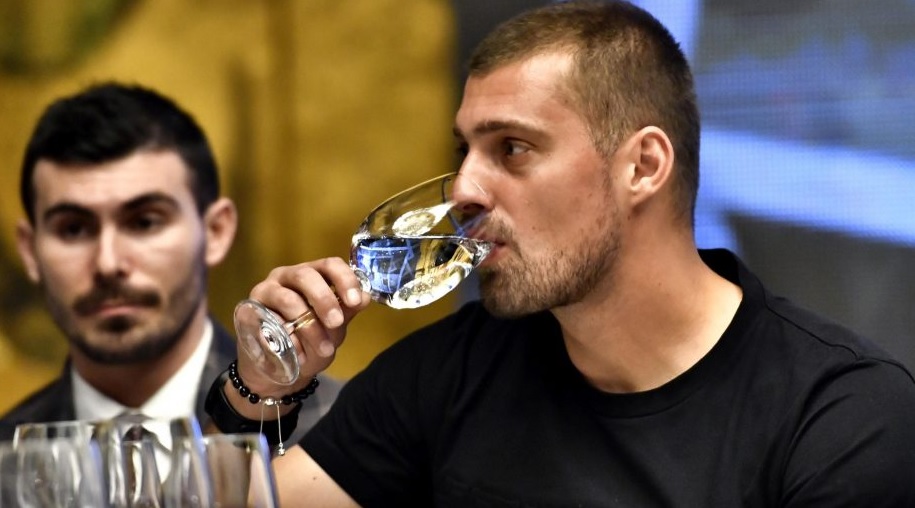 Gabi Tamas, la o petrecere în timp ce bea un pahar de vin