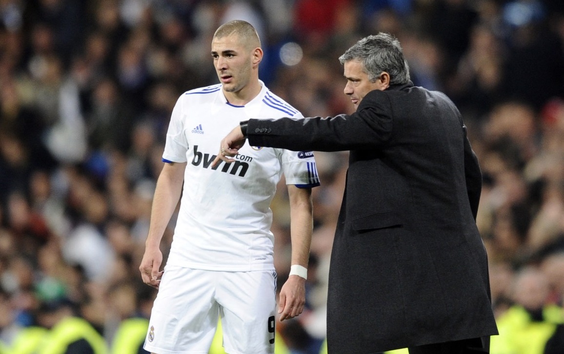 Jose Mourinho şi Karim Benzema, în timpul unui meci pentru Real Madrid