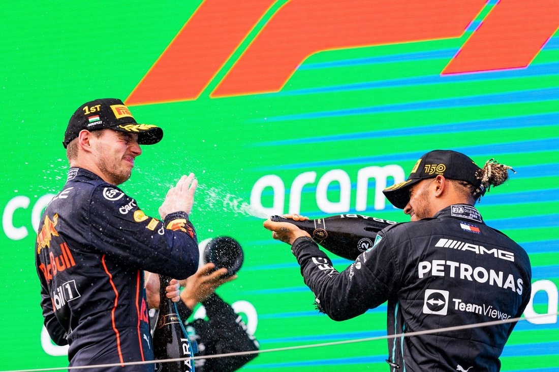 Lewis Hamilton şi Max Verstappen, după o cursă