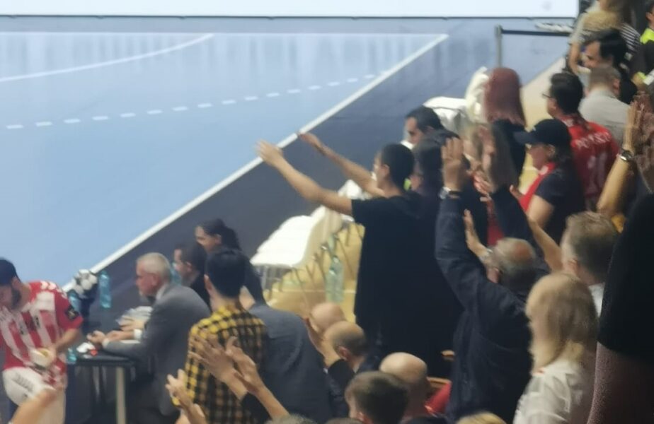 David Popovici, show total la Dinamo – PSG! „Regele Nataţiei” i-a susţinut pe „dulăi” alături de Ionuţ Lupescu şi Ioan Andone
