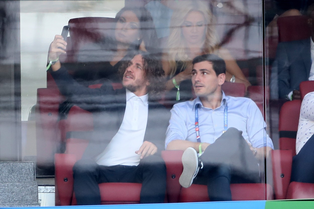 Iker Casillas și Carles Puyol, în tribune în timpul unui meci