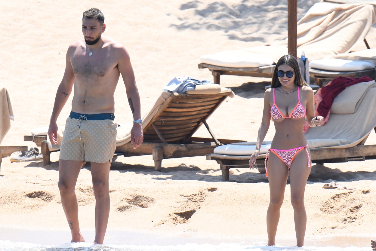 EXCLUSIVE: Italy and PSG goalkeeper Gianluigi Donnarumma enjoying holidays in Sardinia with girl-friend Alessia Elefante, Manuel Locatelli and his girl-friend Thessa Lacovich.
19 Jul 2021,Image: 622310607, License: Rights-managed, Restrictions: NO France, Italy, Mexico, Portugal, Spain, Model Release: no, Pictured: Gigio Donnaruma, Gianluigi Donnarumma, Alessia Elefante