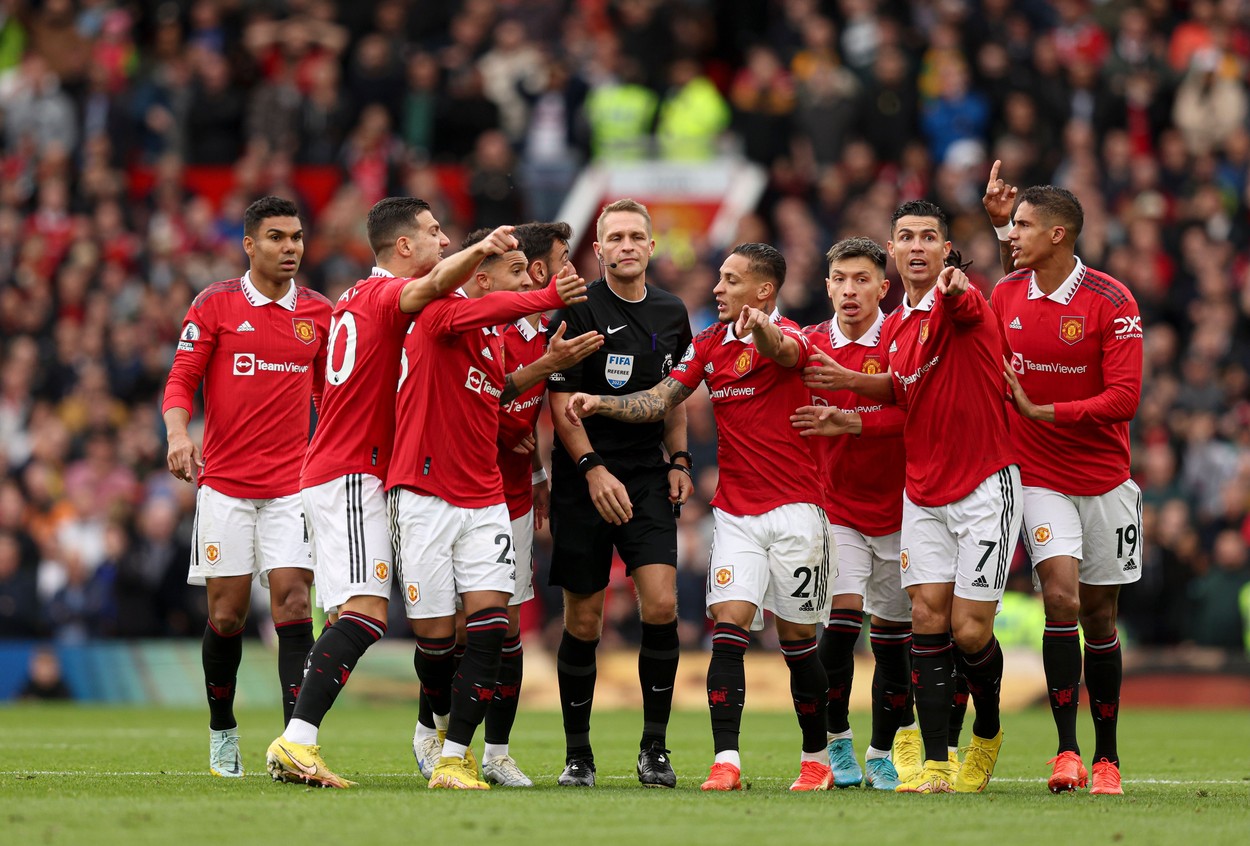 Cristiano Ronaldo și coechipierii de la Manchester United, în timpul unui meci