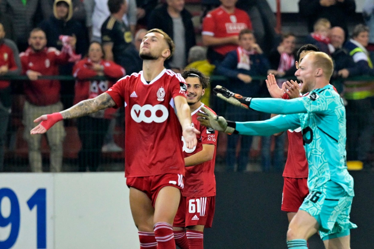 Standard Liege – Anderlecht a fost oprit în minutul 63, după ce ultraşii oaspeţilor au aruncat cu torţe. Denis Drăguş i-a aplaudat ironic