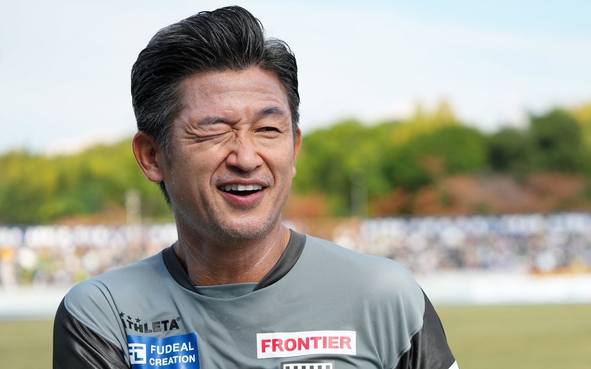 Kazuyoshi Miura, fabulos şi la 55 de ani! A marcat şi a dansat pe teren. Chiar şi jucătorii de pe banca de rezerve au venit să-l felicite