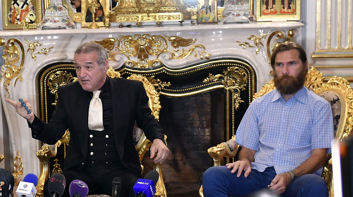 Alexandru Tudor şi Gigi Becali, în timpul unei conferinţe de presă