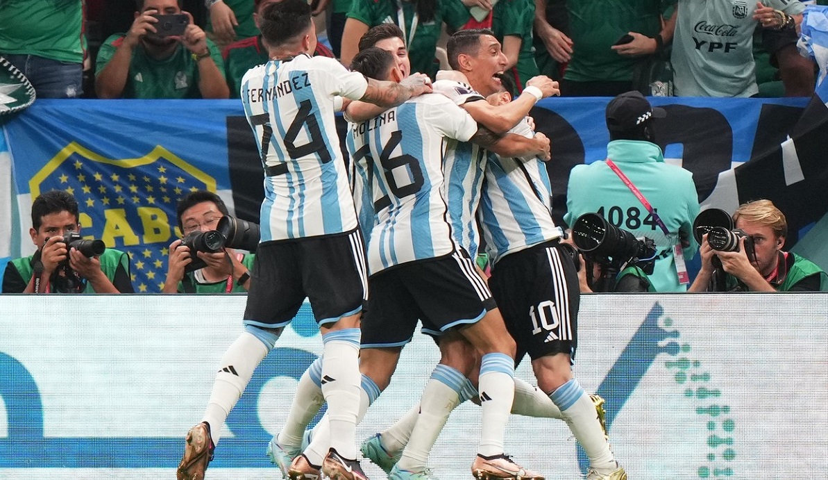 Jucătorii Argentinei celebrează victoria cu Agrentina de la Campionatul Mondial din Qatar 2022