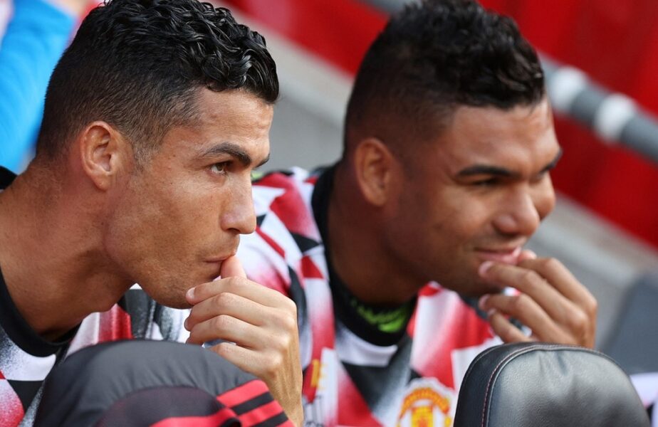 Casemiro și Cristiano Ronaldo, pe bancă, în timpul unui meci pentru Manchester United