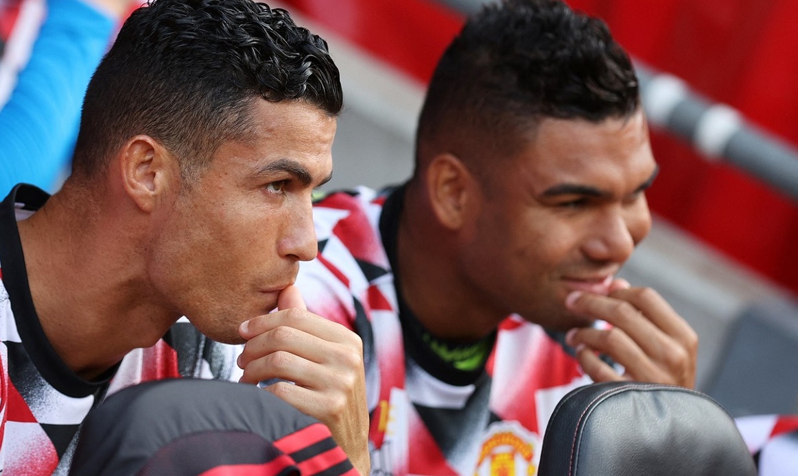 Casemiro și Cristiano Ronaldo, pe bancă, în timpul unui meci pentru Manchester United